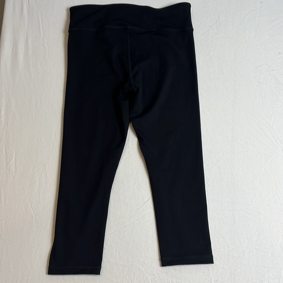 NWT Hue Active Cool Breeze Capri Leggings Black and Navy Size Medium - Picture 12 of 12